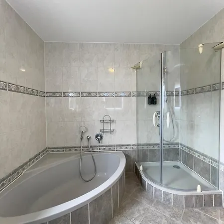 110qm - 4 - Privat Parkplatz - Zentral - Balkon - Mallibase *