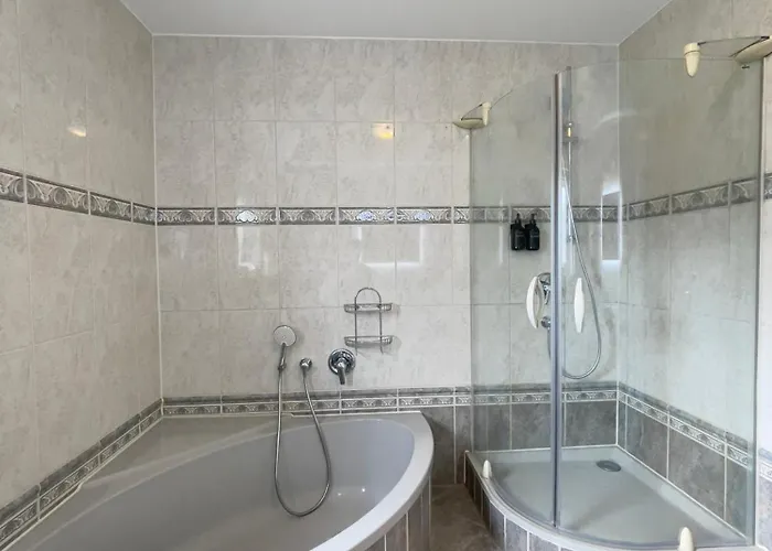 110qm - 4 - Privat Parkplatz - Zentral - Balkon - Mallibase *